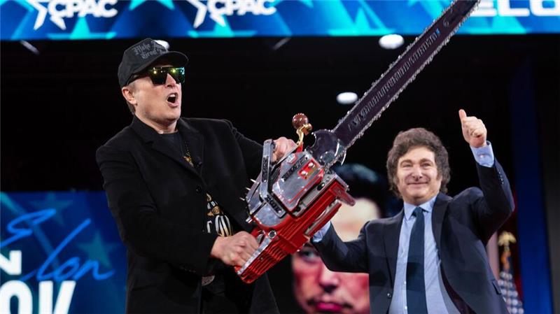 Musk schwenkt Kettensäge - Symbol für Bürokratieabbau Argentiniens Präsident Javier Milei übergab Elon Musk auf einer Konferenz in Washington eine Kettensäge.