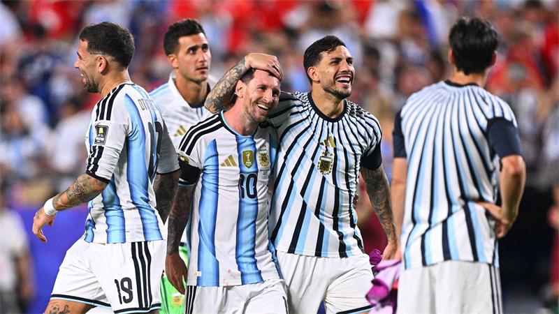 Argentiniens Spieler feiern nach dem Sieg im WM-Viertelfinale über die Schweiz. 