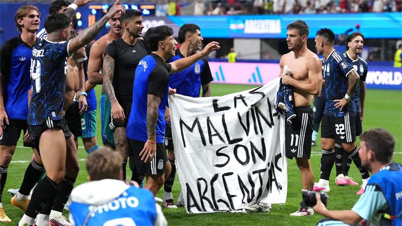 Das war die WM-Nacht: Dankert beim Finale, Milei verzichtet Argentiniens Spieler sorgen mit einem Transparent für Aufsehen.
