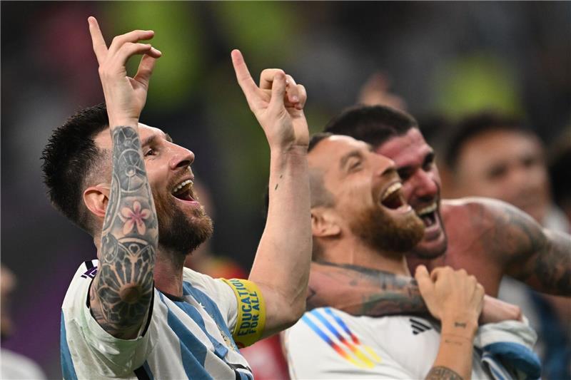 Messis WM-Show: „Ganz Argentinien wäre am liebsten hier” Argentiniens Superstar Lionel Messi jubelt nach dem Sieg gegen Australien.