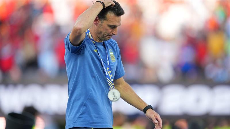 Das war die WM-Nacht: Spanien feiert Titel, Pfiffe für Trump Argentiniens Trainer Lionel Scaloni war nach der Niederlage untröstlich.
