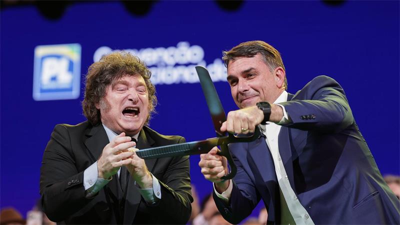 Bolsonaros Sohn tritt bei Präsidentenwahl an Argentiniens ultraliberaler Präsident Javier Milei (l) nahm an der Veranstaltung teil.