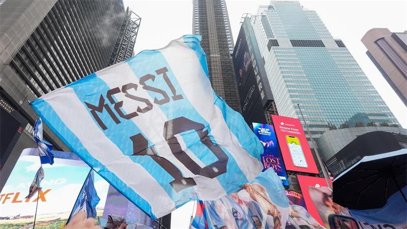 Das war die WM-Nacht: England zeigt Gala, Rekord für Mbappé Argentinische Fans stimmen sich am Times Square auf das Finale ein.