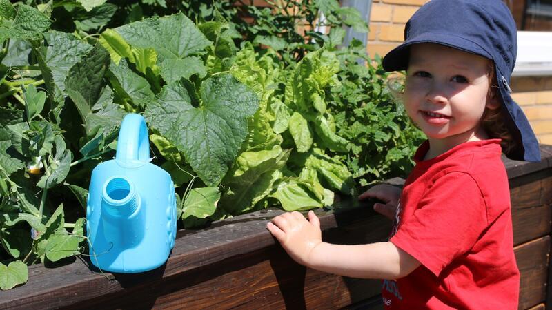 Gründung des Kindergarten-Fördervereins trägt erste Früchte Ari hat die Freude am Gärtnern bereits entdeckt.