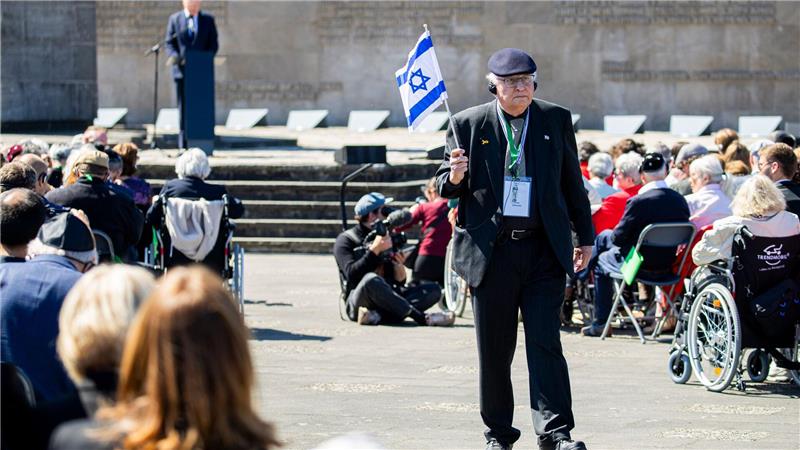 Bewegende Gedenkfeier erinnert an Gräuel in Bergen-Belsen Arie Olewski, Vorsitzender vom israelischen Verband von Überlebenden von Bergen-Belsen, verlässt während der Rede von Stephan Weil aus Protest seinen Sitzplatz.