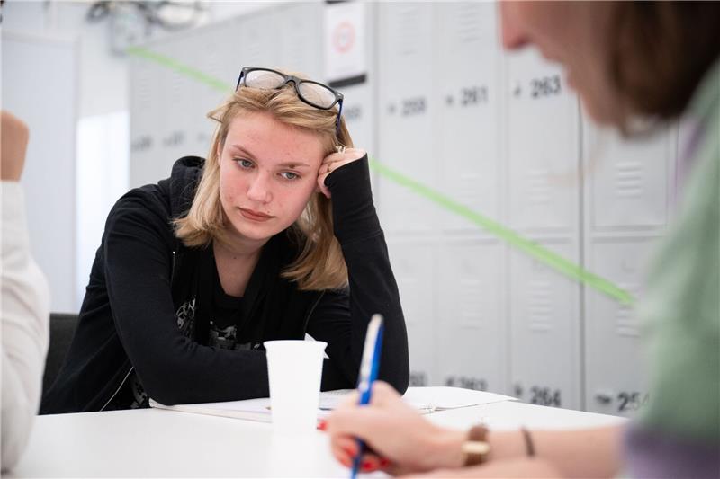 So ist das Leben in einer beengten Flüchtlingsunterkunft Arina aus der Ukraine sitzt im Ankunftszentrum am ehemaligen Flughafen Tegel.