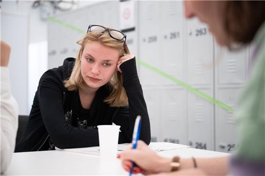 Arina aus der Ukraine sitzt im Ankunftszentrum am ehemaligen Flughafen Tegel.
