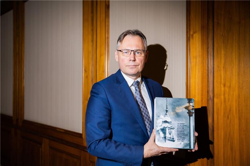 Polen will Druck auf Deutschland bei Reparationen erhöhen Arkadiusz Mularczyk, Vize-Außenminister von Polen, präsentiert beim dpa-Interview den Bericht über Reparationsforderungen Polens an Deutschland.