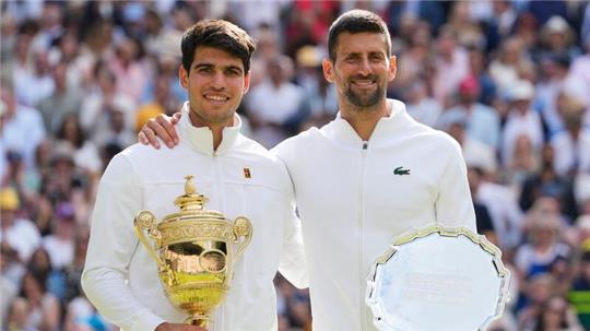 Arm in Arm: Carlos Alcaraz (l) und Novak Djokovic