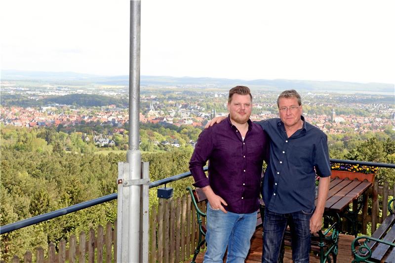 Arm in Arm auf dem Turm vor atemberaubender Welterbe-Kulisse im Tal: Florian  Peters (li.) hat den Maltermeister  offiziell schon im Dezember von  Michael Windisch übernommen, der dort seit 2004 das Sagen hatte. Foto: Sowa