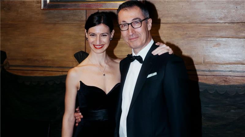 Arm in Arm und nun auch verheiratet durchs Leben. 