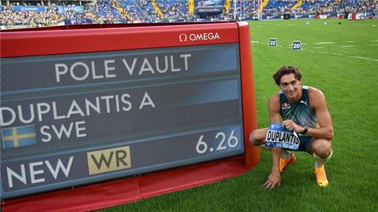 Armand Duplantis sprang schon seinen dritten Weltrekord in dieser Saison.