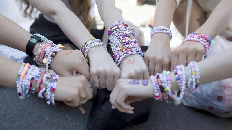 Armbänder sind zum Markenzeichen von „Swifties“ geworden. (Archivfoto)