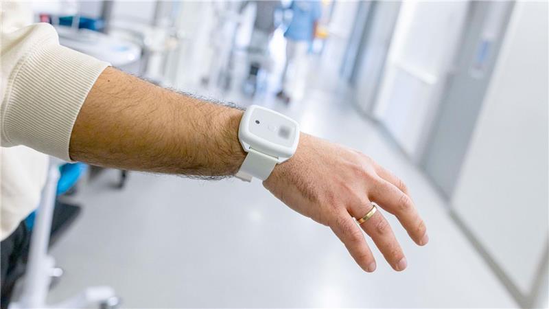 Armbänder wie dieses mit einem Transponder sollen helfen, die Verbreitung multiresistenter Erreger einzudämmen.
