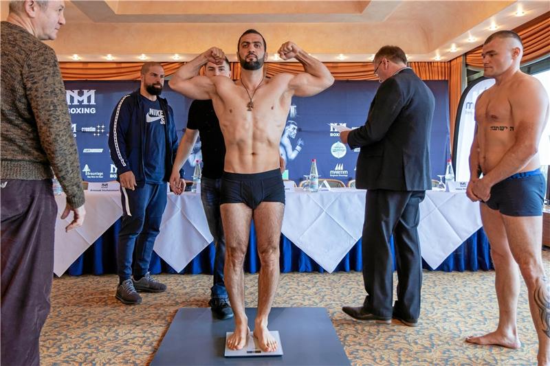 Armenak Hovhannisyan bringt beim Wiegen 78,8 Kilogramm auf die Waage und gibt sich vor dem Kampf siegessicher.  Fotos (2): Drechsler