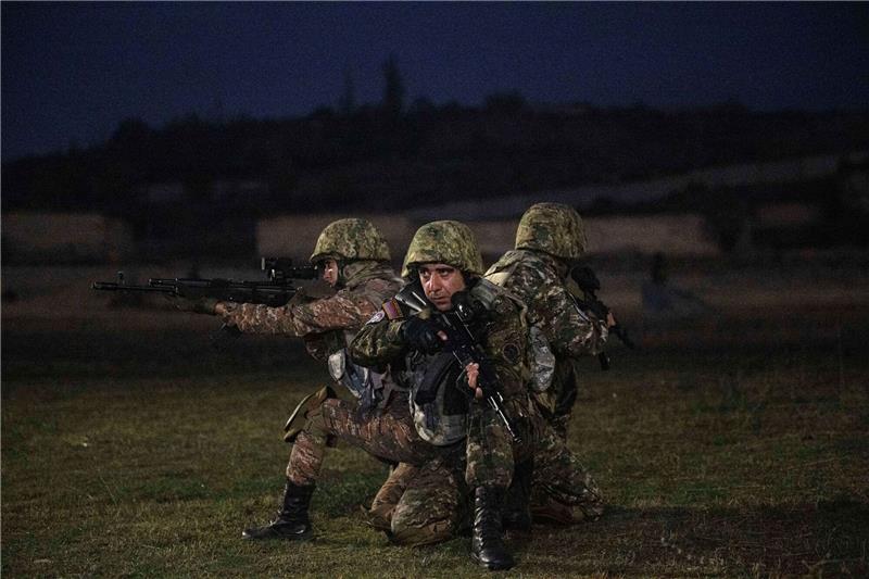 Armenien wirft Aserbaidschan neue Kriegsvorbereitungen vor Armenische Soldaten nehmen an einer Nachtübung teil.