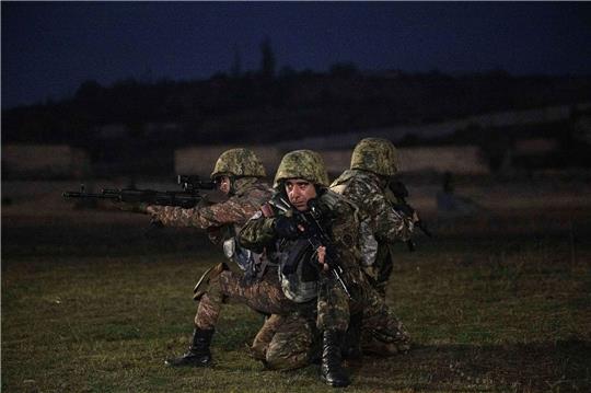 Armenische Soldaten nehmen an einer Nachtübung teil.