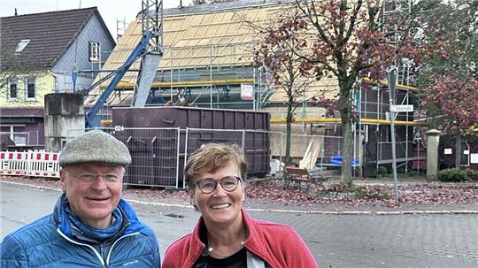 Armin Asselmeyer lässt die alte Feuerwache umbauen, Bärbel Scheuermann wird das Café darin betreiben.