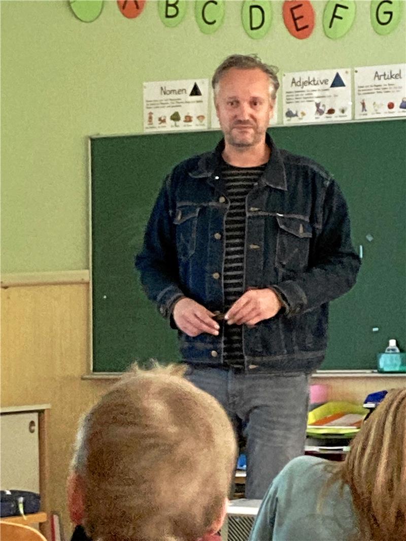 Lesung mit Armin Kaster in Bad Harzburg: Wo ist eigentlich Herr Pflaume? Armin Kaster ist nicht nur Autor, sondern macht auch Kunstprojekte mit Kindern. Foto: Weber