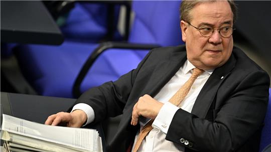 Armin Laschet im Plenarsaal des Bundestags - inzwischen trägt er eine Armstütze (Archivfoto)