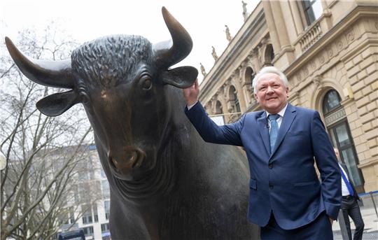 Armin Papperger, CEO von Rheinmetall kommt zum Fototermin neben der «Bulle und Bär»-Skulptur vor der Börse in Frankfurt.
