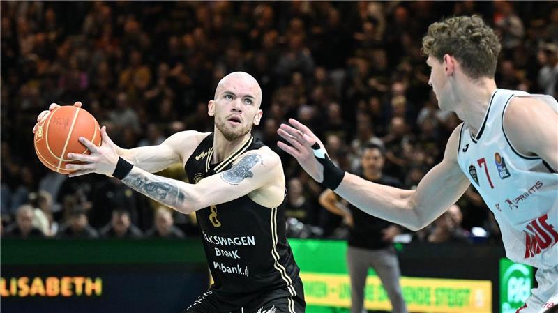 Velicka verlässt Braunschweigs Basketballer Arnas Velicka (l) verlässt die Basketball Löwen Braunschweig.