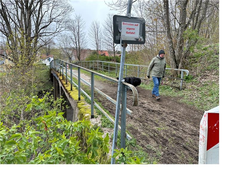 Arnhold Mai kann es nicht verstehen: Der Rat der Stadt Braunlage will die kaputte Brücke abreißen und – Stand jetzt – für 130.000 bis 150.000 Euro erneuern und inklusiv ausbauen.  Foto: Eggers