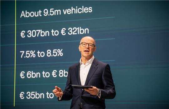 Arno Antlitz spricht auf der Jahrespressekonferenz für die vollständigen Geschäftszahlen für 2022.