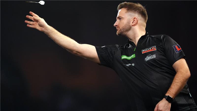 „Nehmen Pub auseinander“: Debütant Merk gewinnt bei Darts-WM Arno Merk legte im Eröffnungsspiel gut los.