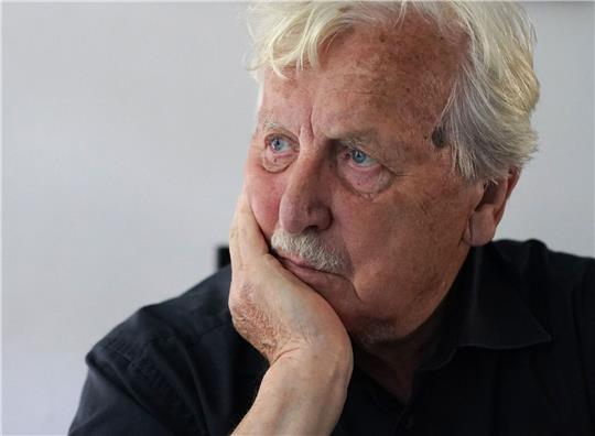 Arno Surminski sitzt in seiner Wohnung in Hamburg.