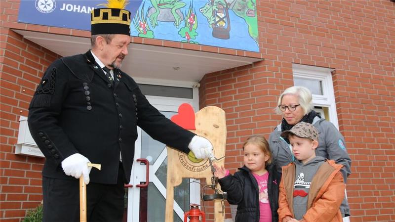 Arnold Kipke überreichte Donnerstagfrüh den „Grubenfröschen" der Johanniter-Kindetagesstätte Döhren einen echten „Harzer Frosch“. Sophia, Carl und Kita-Leitung Annett Dörr staunen.