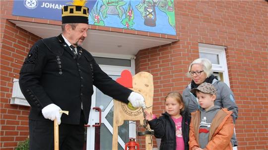 Arnold Kipke überreichte Donnerstagfrüh den „Grubenfröschen" der Johanniter-Kindetagesstätte Döhren einen echten „Harzer Frosch“. Sophia, Carl und Kita-Leitung Annett Dörr staunen.