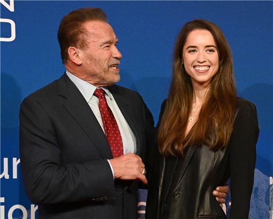 Arnold Schwarzenegger, Schauspieler und Bodybuilder aus Österreich sowie ehemaliger Gouverneur von Kalifornien, und seine Tochter Christina im Biohotel Stanglwirt.