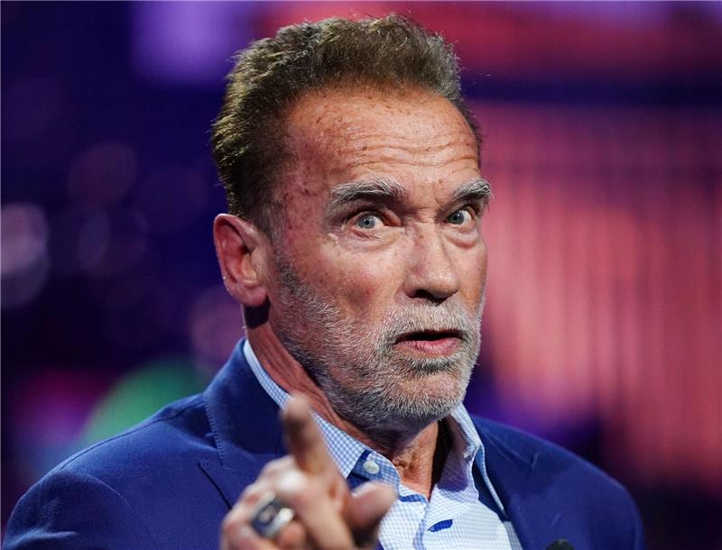 Zoll stoppt Arnold Schwarzenegger am Münchner Flughafen Arnold Schwarzenegger ist vom Zoll am Münchener Flughafen festgesetzt worden.