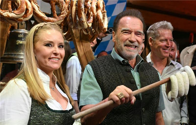 Für Schwarzenegger ging es im Rampenlicht um die Wurst Arnold Schwarzenegger und seine Freundin Heather Milligan haben Spaß in Österreich.