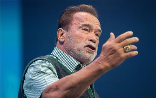 Arnold Schwarzenegger wendet sich in einem Video gegen Diskriminierung und Hass.