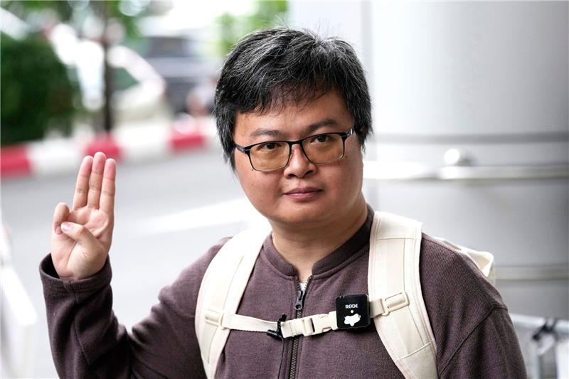 Thailand: Aktivist wegen Majestätsbeleidigung verurteilt Arnon Nampa trifft vor dem Strafgericht in Bangkok ein, um das erste Urteil in seinem Prozess zu hören.