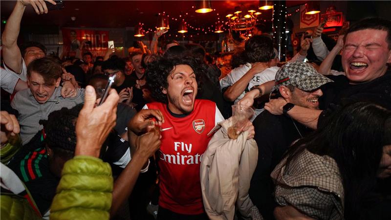 „Party auf Londons Straßen“: Arsenal träumt vom großen Coup Arsenal-Anhänger feiern in einem Pub in der Nähe des Arsenal-Stadions, nachdem die Fußballmannschaft des FC Arsenal den Titel in der Premier League gewonnen hat.