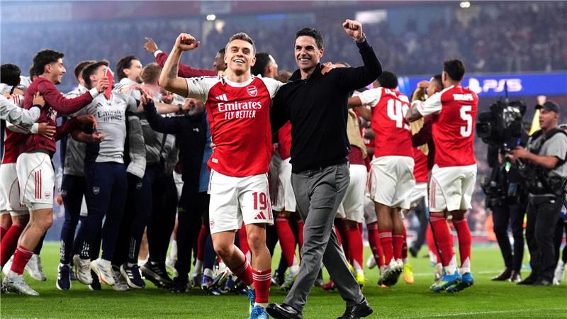 Arsenal-Coach Mikel Arteta feiert den Einzug ins Champions-League-Finale mit Leandro Trossard.