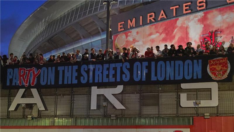 Arsenal-Fans zeigen nach dem Titelgewinn ein Banner am Stadion: „Party auf Londons Straßen“