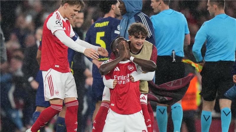 Arsenals Bukayo Saka kniet nach dem Halbfinal-Rückspiel gegen Atlético Madrid in der Champions League jubelnd auf dem Boden.