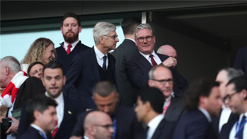 Frust, Ärger, Enttäuschung: Arsenal und sein Verlierer-Image Arsenals Trainer-Legende Arsene Wenger und der britische Premierminister Sir Keir Starmer (hinten,r)