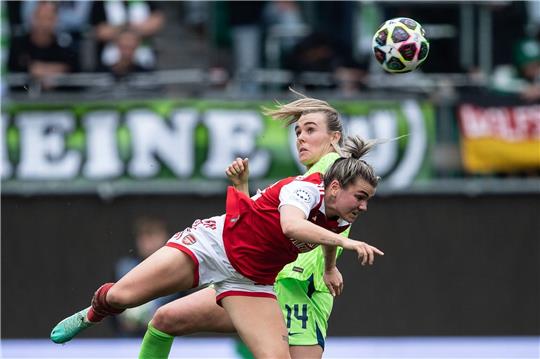 Arsenals Victoria Pelova (l) spielt gegen Wolfsburgs Jill Roord.