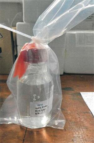 Entwarnung nach dem Einbruch: Keine Giftstoffe freigesetzt Arsentrichlorid ist giftig. Die Polizei schließt nicht aus, dass die Diebe damit in Kontakt geraten sind.