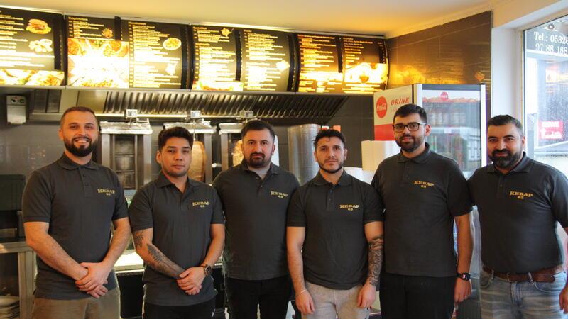 Neuer Gastraum und neue Terrasse Arthur Khudoyan (rechts) mit seinem Team von Kebap 63 in Langelsheim.