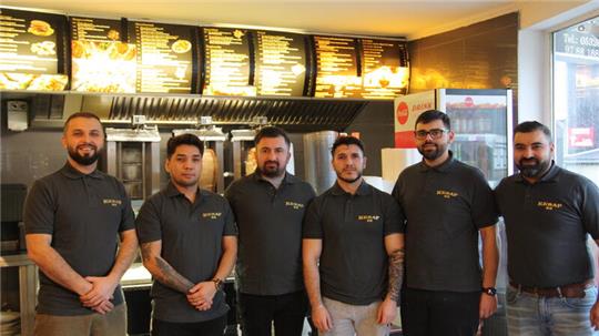 Arthur Khudoyan (rechts) mit seinem Team von Kebap 63 in Langelsheim.