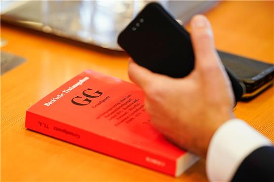 Artikel 3 des Grundgesetzes besagt, dass niemand wegen seines Geschlechtes, Abstammung, Rasse, Sprache, Heimat, Herkunft, Glaubens oder politischen Anschauungen benachteiligt oder bevorzugt werden darf.