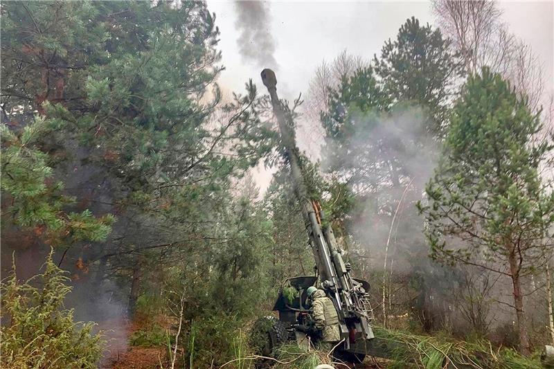 London: Russischer Angriff aus Belarus unwahrscheinlich Artillerie- und Gefechtsausbildung auf einem belarussischen Schießplatz.