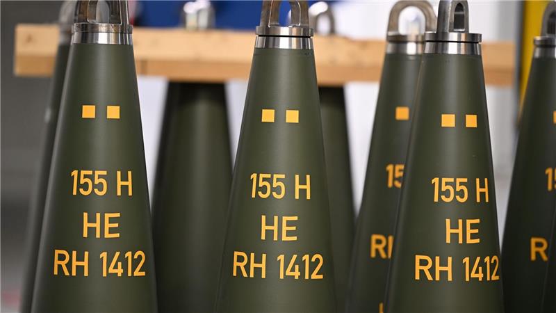 Rheinmetall verbucht einen Rekord nach dem anderen Artilleriegranaten von Rheinmetall, die bis zu 40 Kilometer weit geschossen werden können. 155 gibt das Kaliber an (155 Millimeter), HE steht für high explosive (hochexplosiv), RH 1412 ist das Produktkürzel. (Archivbild)