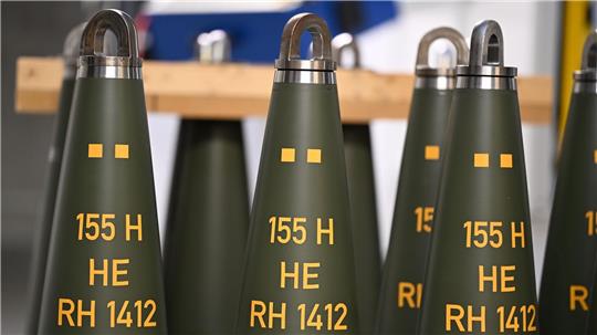 Artilleriegranaten wie diese stellt Deutschlands größter Rüstungskonzern Rheinmetall her. 